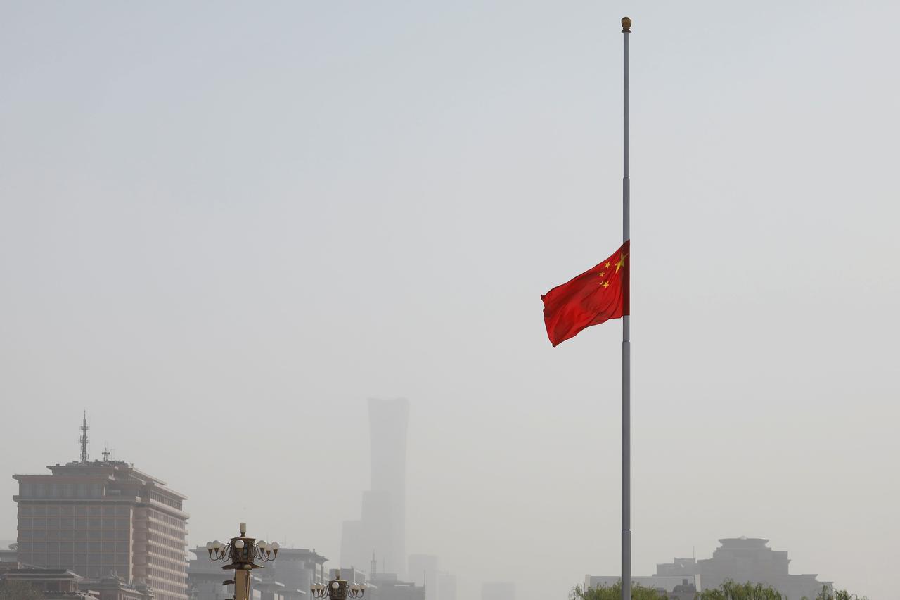 China mourns for the people who died in the coronavirus pandemic (2)